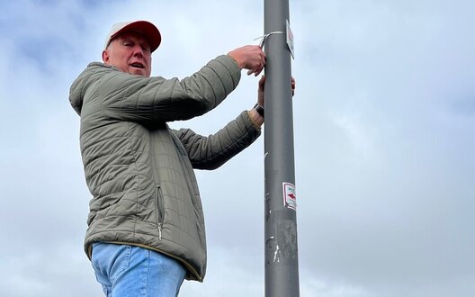 © WFB/Jens Lehmkühler Ein Mann steht auf einer Leiter und bringt ein Schild an. | © WFB/Jens Lehmkühler