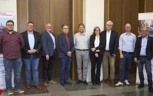 Einige Menschen stehen nebeneinander und lächeln in die Kamera. | © Partnerschaft Umwelt Unternehmen