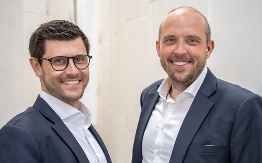 Zwei Männer lächeln in die Kamera  | © BIS Bremerhaven/ W. Heumer 