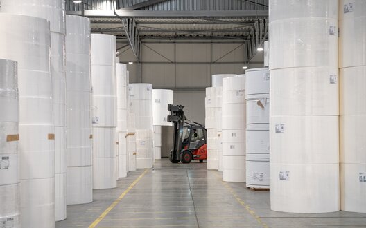 In einer Halle stehen viele massive weiße Rollen mit Zellstoff für die Hygieneindustrie.  | © BIS Bremerhaven/ W. Heumer 
