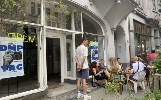 Vor einem Büro sitzten Menschen draußen und unterhalten sich. | © BIS/ B. Schieferstein