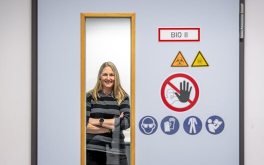 Frau steht hinter einer Scheibe | © WFB/Björn Hake