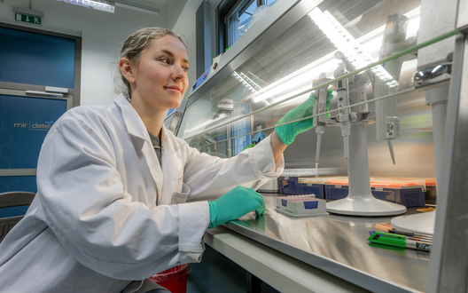 Frau in einem Labor arbeitet an einem Forschungsgerät | © WFB/Björn Hake