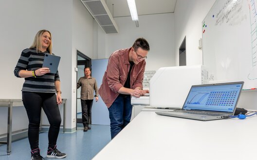 Mann steht an einem Forschungsgerät | © WFB/Björn Hake