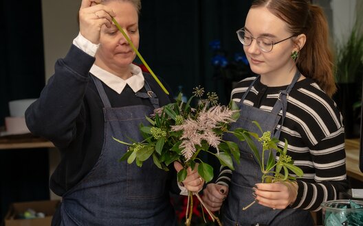 Eine Frau bindet gemeinsam mit ihrer Tochter einen Blumenstrauß. | © BIS Bremerhaven/ W. Heumer 