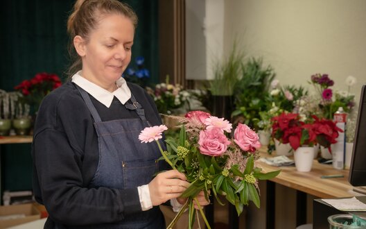 Eine Frau steckt einen Blumenstrauß. | © BIS Bremerhaven/ W. Heumer