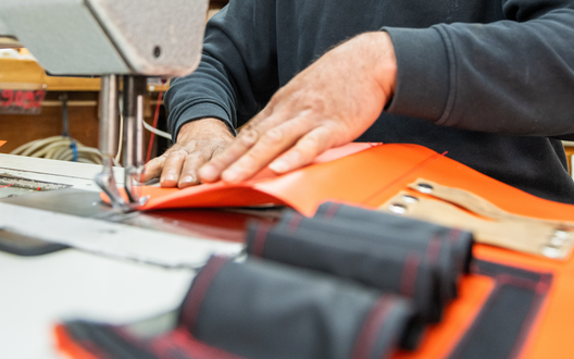 Zwei Hände bedienen eine Industrienähmaschine. | © BIS Bremerhaven/ aheads GmbH