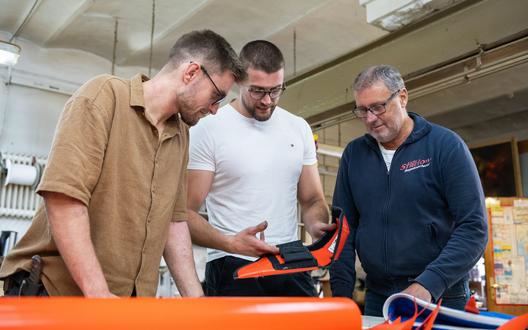 Drei Männer schauen auf eine selbstgemachte Tasche. | © BIS Bremerhaven/ aheads GmbH