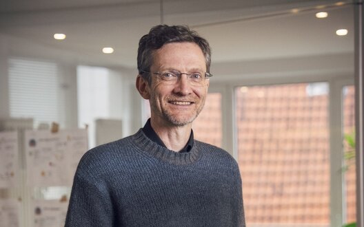 Ein Mann lächelt in die Kamera | © ctrl./BAB