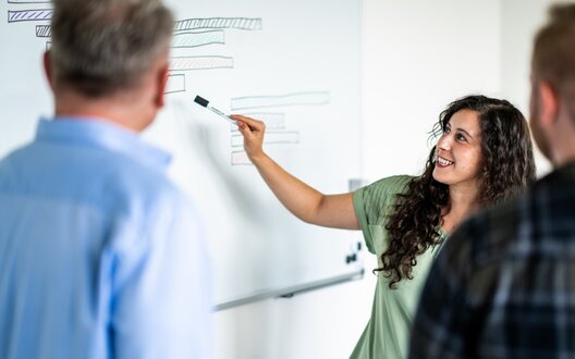 Eine Frau präsentiert etwas auf einem Whiteboard. | © ctrl./BAB Bremen