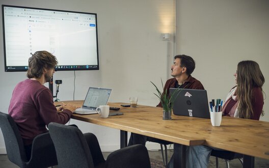 Eine Gruppe von Menschen sitzt an einem Tisch und diskutiert. | © ctrl./BAB Bremen