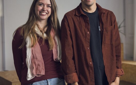 Eine Frau und ein Mann stehen nebeneinander und lächeln in die Kamera. | © ctrl./BAB Bremen