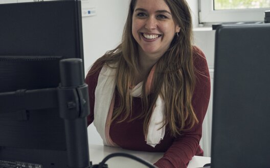 Eine Frau sitzt vor einem Laptop und arbeitet. | © ctrl./BAB Bremen