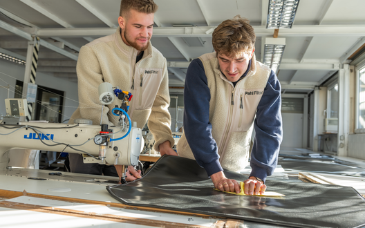 Zwei Männer stehen vor einem Tisch und unterhalten sich. | © aheads/BIS Bremerhaven