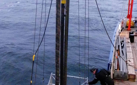 Ein technisches Gerät wird ins Wasser gelassen. | © FIELAX