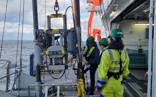 Menschen arbeiten an einem technischen Gerät. | © FIELAX