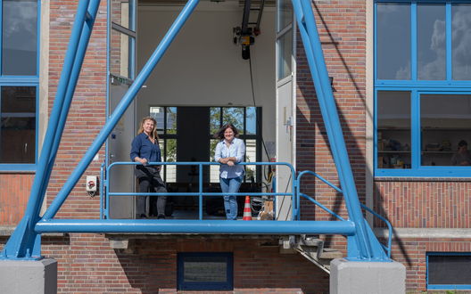 Zwei Frauen stehen auf einem Podest und schauen in die Kamera. | © BIS Bremerhaven/aheads