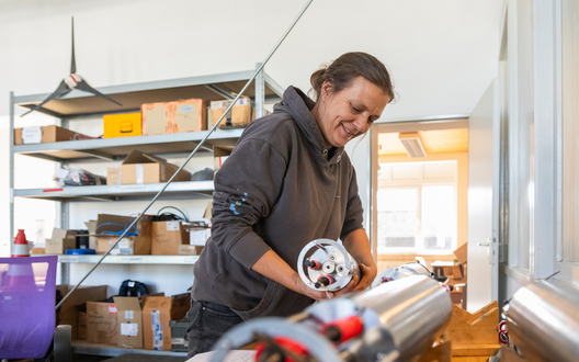 Eine Frau arbeitet an einem technischen Gerät. | © BIS Bremerhaven/aheads