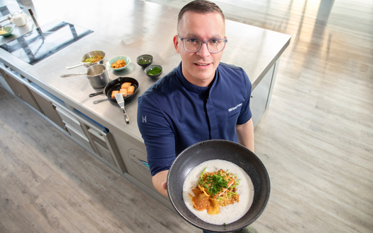 Niklaas Prins kreiert in der Versuchsküche neue Gerichte | © WFB/Jens Lehmkühler