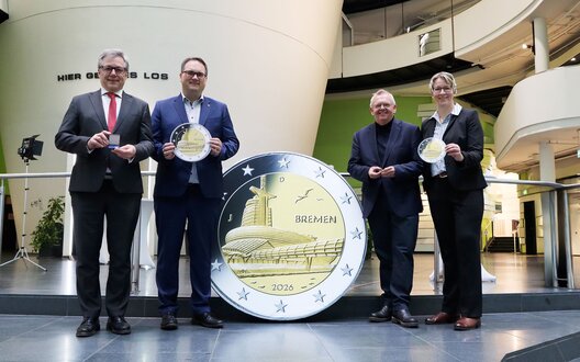 Präsentieren die neue 'Bremen-Gedenkmünze' mit dem Klimahaus als Motiv (v.l.): Andreas Retzlaff (Präsident der Hauptverwaltung in Bremen, Deutsche Bundesbank), Björn Fecker (Bürgermeister und Finanzsenator Bremen), Torsten Neuhoff (Bürgermeister und Kämmerer der Stadt Bremerhaven) und Ingrid Hayen (Geschäftsführerin Klimahaus Bremerhaven) | © Finanzressort Juliane Kommer