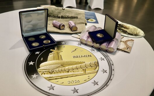 Die neue 'Bremen-Gedenkmünze' mit dem Klimahaus als Motiv | © Finanzressort Juliane Kommer