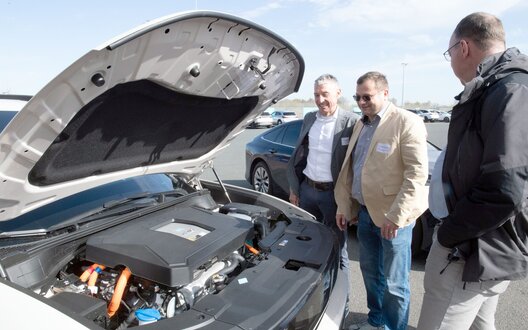 Andreas Wellbrock und Michael Murck (v.L.) blicken in ein Fahrzeug mit wasserstoffbasiertem Antriebsystem | © Wolfhard Scheer