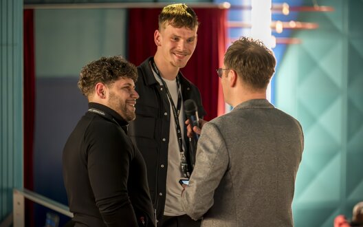 Die Produzenten des Films Brandon-Marlon Eden und Jannis Welters (v.L.) bei dem Filmpreis in der Bremer Schauburg  | © Manja Herrmann