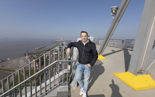 Michael Gerber, Geschäftsführer der Erlebnis Bremerhaven GmbH, auf der Plattform.  | © WFB/Jens Lehmkühler  