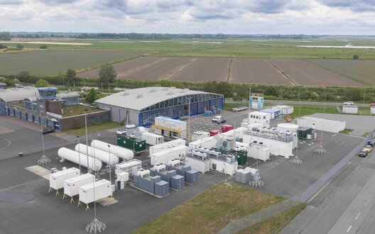 Die Station hat alle Komponenten, die für die Wasserstoff-Produktion in einem Windpark nötig sind | © WFB/Jens Lehmkühler   