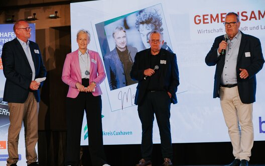 Wollen den wirtschaftlichen Austausch zwischen Stadt und Landkreis fördern (v. l.): Nils Schnorrenberger (BIS), Katja Link (Landkreis Cuxhaven), Bürgermeister Torsten Neuhoff und Landrat Thorsten Krüger | © Landkreis Cuxhaven/J.Tiedemann