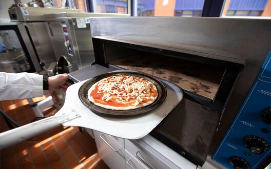 Studierende sollen die Pizzen testen | © WFB/Jens Lehmkühler  