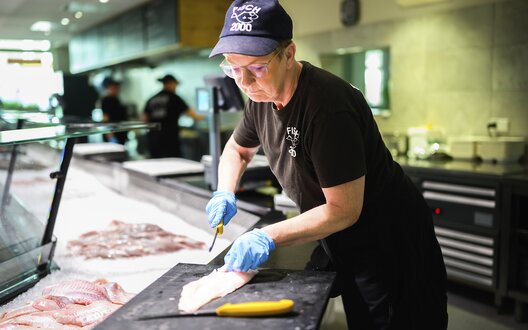 Anja Gerlach bereitet den Fisch frisch zu.  | © WFB/Kerstin Rolfes