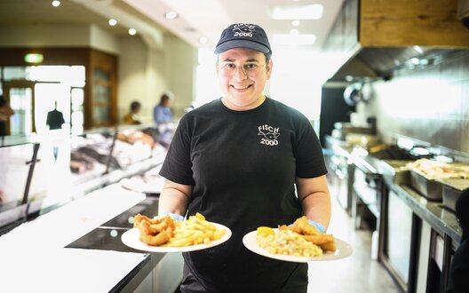 Backfischgerichte mit Pommes oder mit Kartoffelsalat sind Klassiker. | © WFB/Kerstin Rolfes