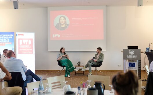 Impulse für die Arbeitswelt von morgen: Viktoria Schütz im Gespräch mit Rönke von der Heide auf dem Podium des Wirtschaftsdialogs. | © BIS/Relloffice