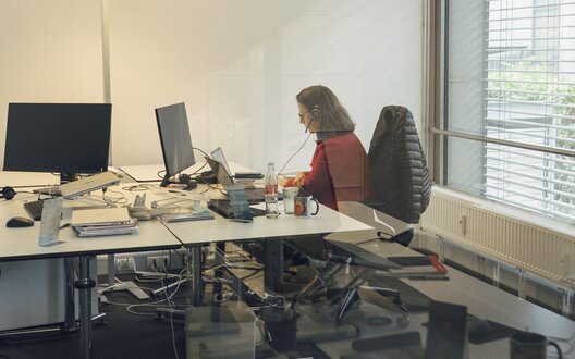Eine Frau sitzt am Schreibtisch und arbeitet. | © ctrl./BAB Bremen