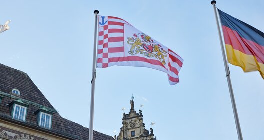 Flagge der Bremischen Schifffahrt vor dem Haus der Bremischen Bürgerschaft